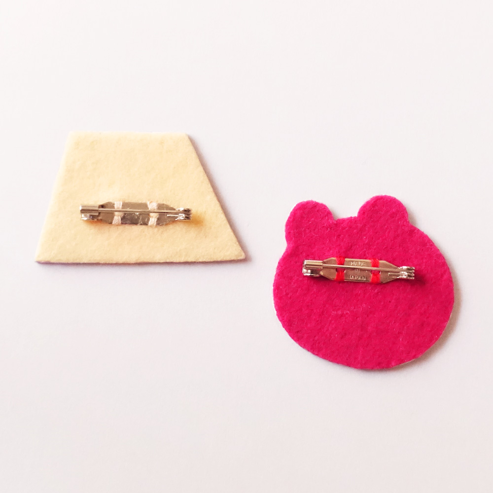 ブローチ団「ちゃくま」と「サラリ」